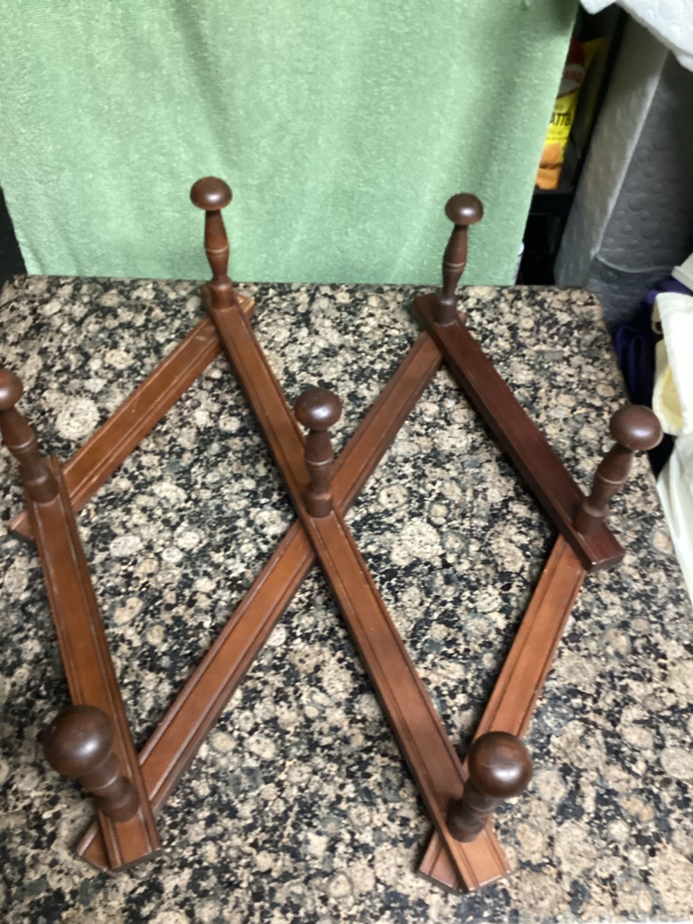 Extendable coat rack